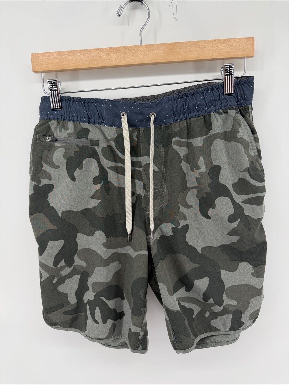 Vuori Men’s Bank Shorts in Camo Print M A14